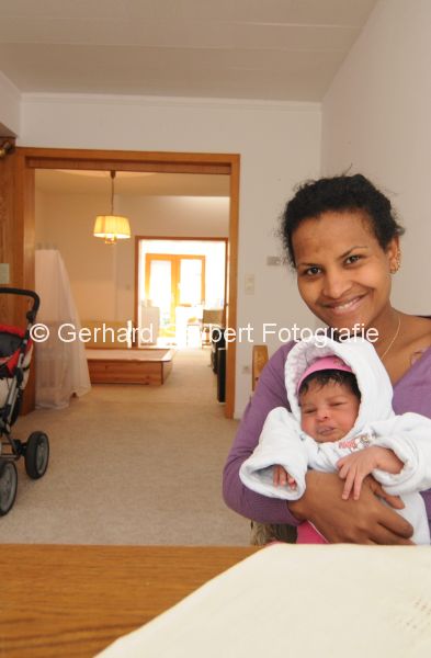 Tesfamariam Abeba aus Eritrea, mit Baby Naomi in Straelen